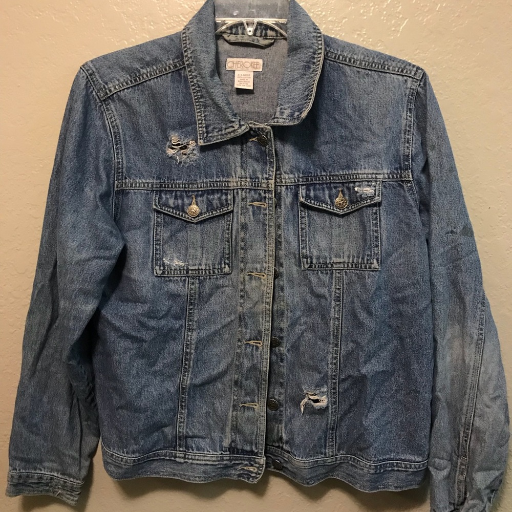 VINTAGE 80s DISTRESSED JEAN JACKET 💙